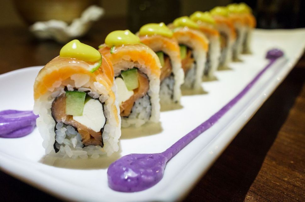 
	Maki sushi “naopak”. Ryba a nori řasa …